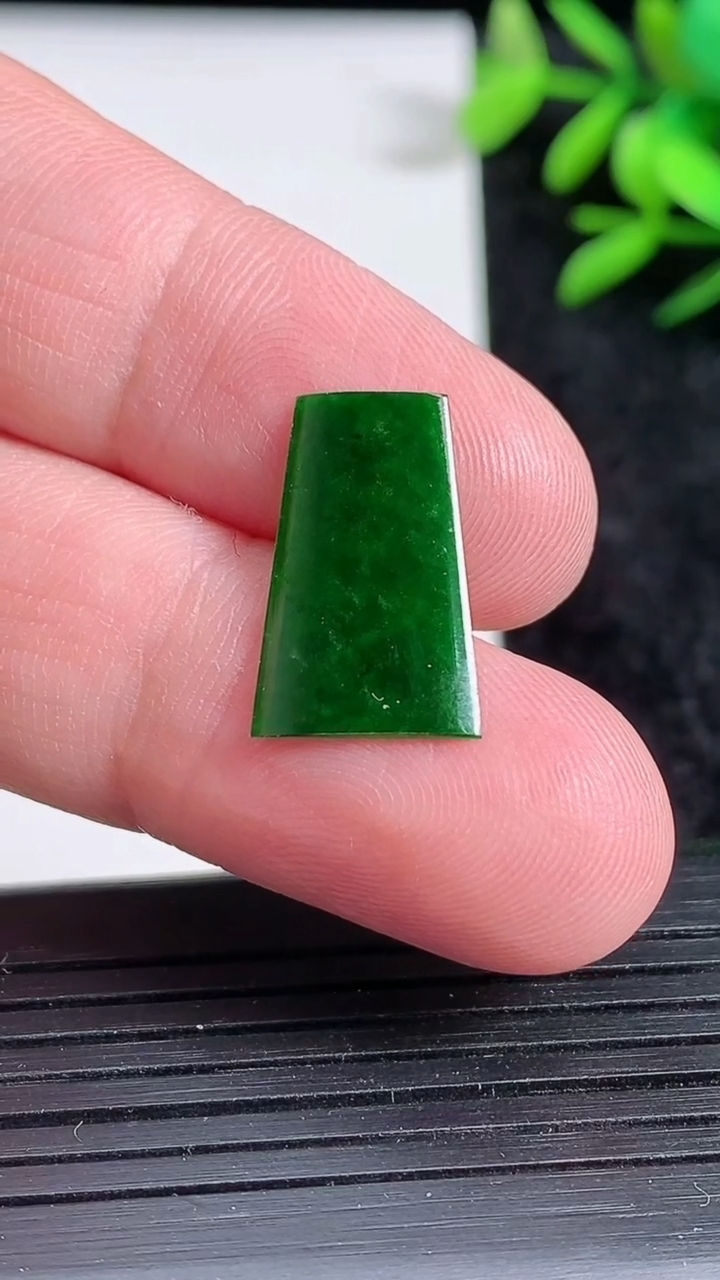 天然A货翡翠无事牌镶嵌件，尺寸17.9-11.4-8-1，重:0.41g
3月22日