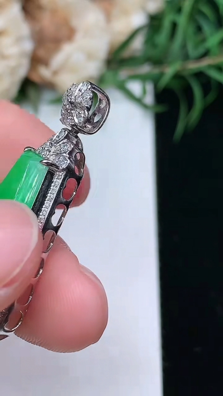 天然A货翡翠无事牌吊坠，尺寸36-14.6-7.2，裸石20.8-12，重量:4.28g
3月22日