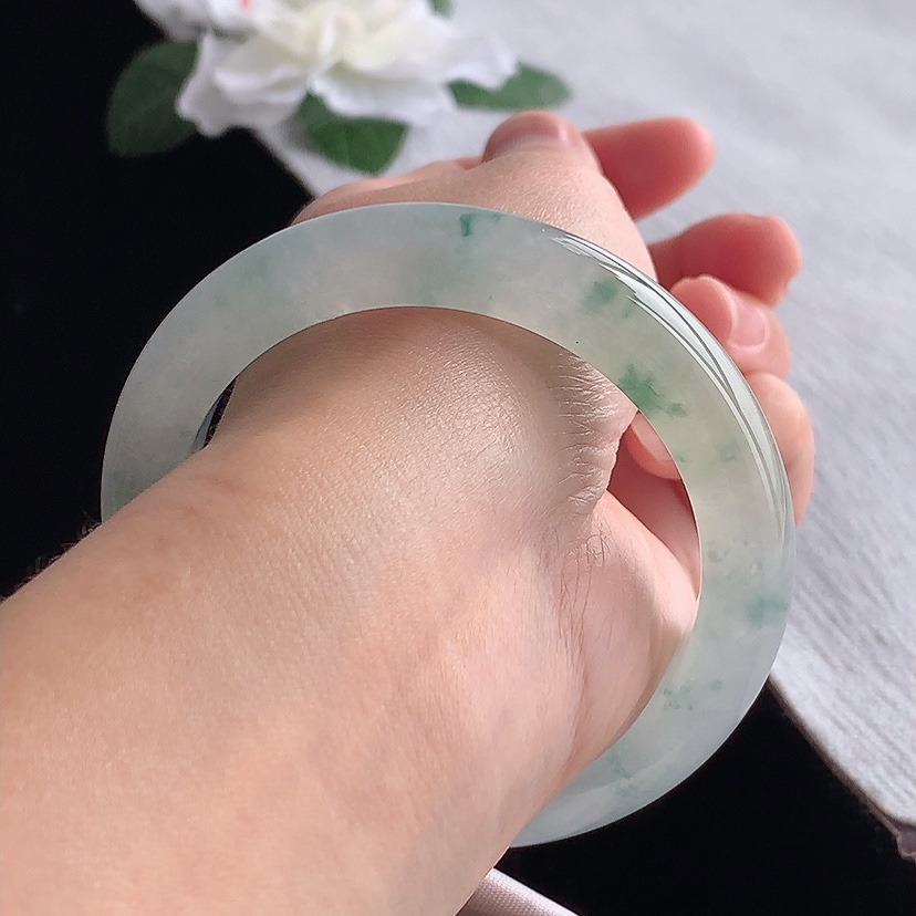天然A货翡翠飘黄翡飘花正装正圈手镯54-55圈口 
尺寸54.3-10.4-9mm 0321