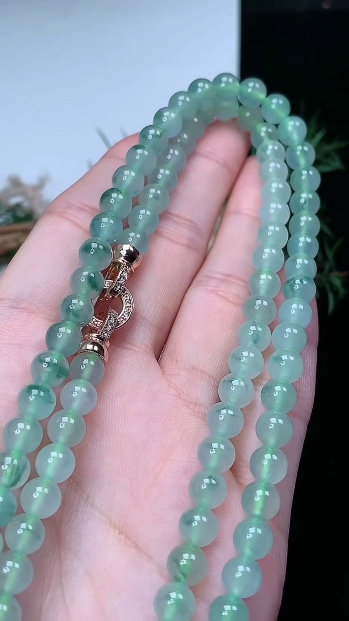 天然A货翡翠飘花圆珠项链，尺寸6.2-106颗，重量:45.65g3月22日
工厂直销收藏佳品,种好水足，色泽均匀，有种有色，上手高大气！