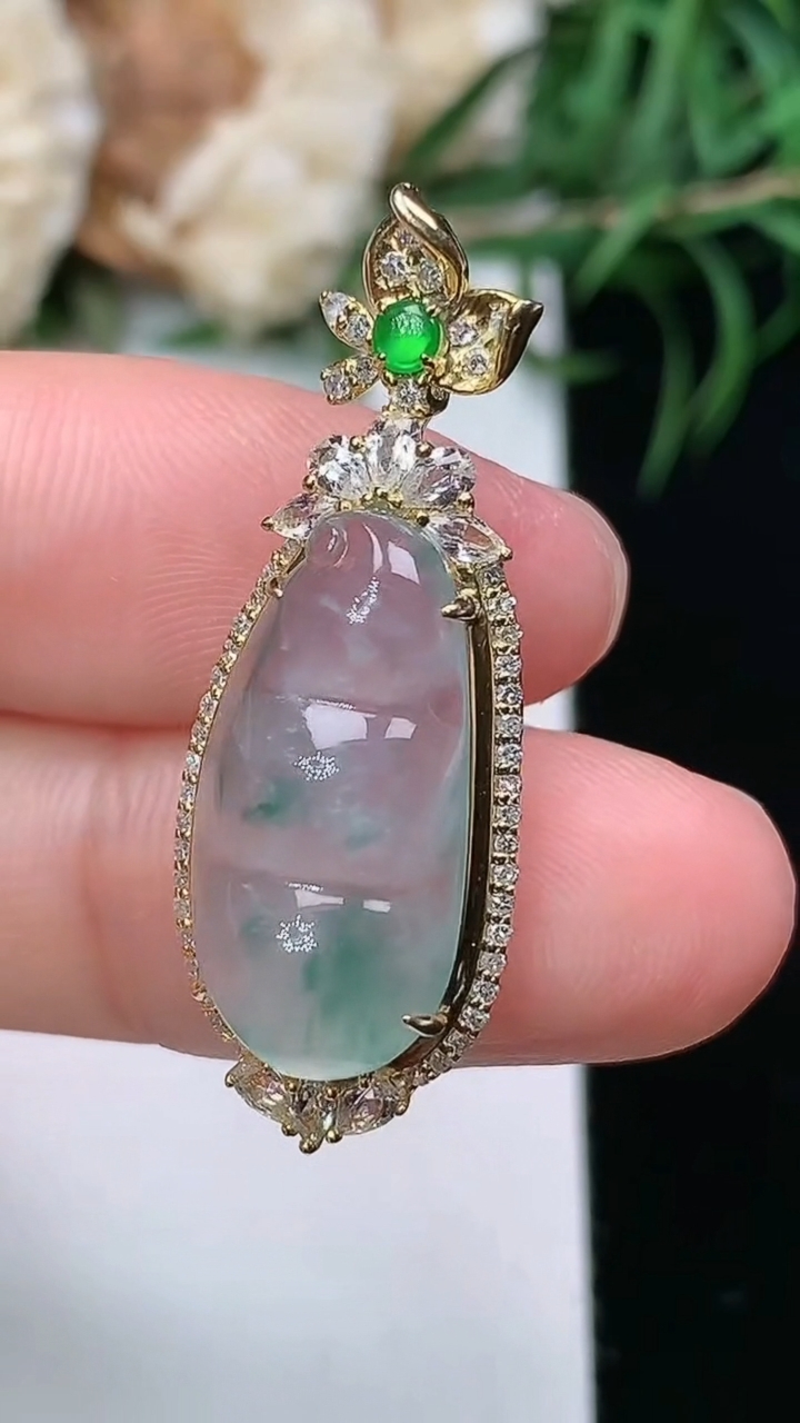 天然A货翡翠飘花福豆吊坠，尺寸32.7-12-8.3，裸石19-9.3，重量:3.00g
3月22日