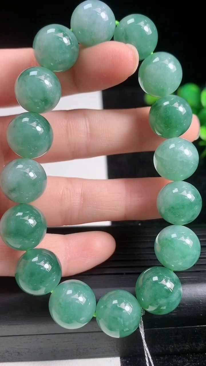 天然A货翡翠种飘花圆珠手串尺寸12.4-16颗重量:56.98g3月22日
工厂直销收藏佳品,种好水
