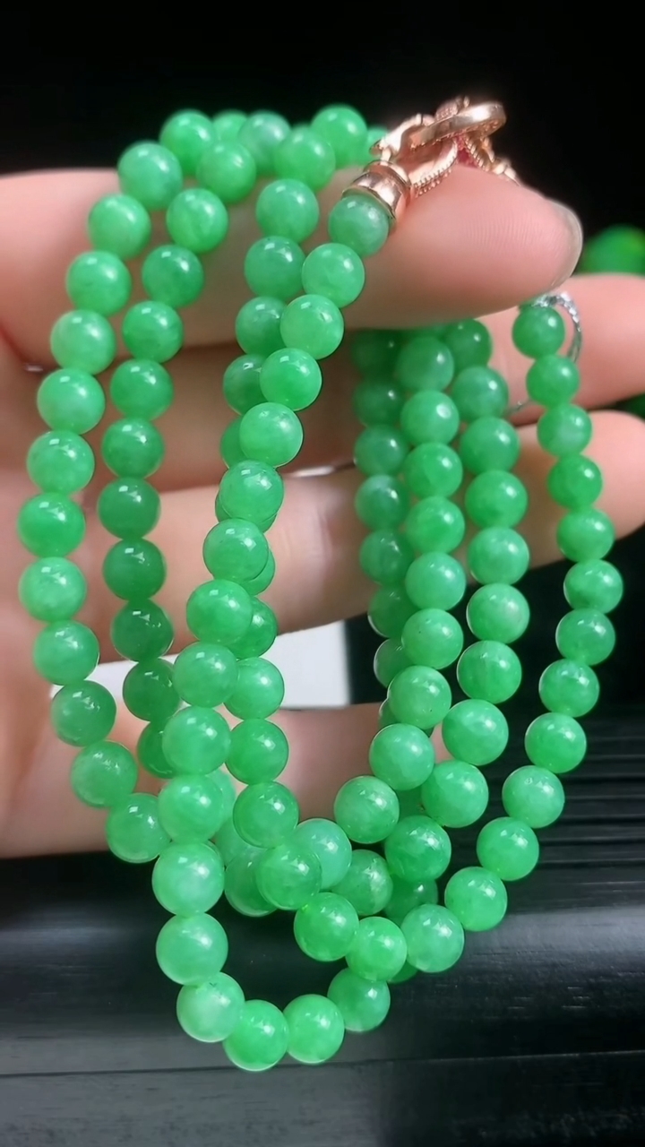 天然A货翡翠圆珠项链尺寸4.9-125颗重量:33.49g
3月22日