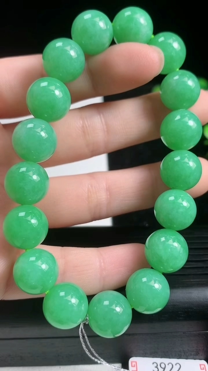 天然A货翡翠圆珠手串尺寸11-17颗重量:46.62g3月22日
工厂直销收藏佳品,种好水足，色泽均