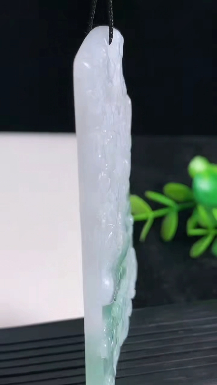 天然A货翡翠祥龙大势至菩萨吊坠尺寸78.4-55.4-4.3重量:41.32g
3月22日