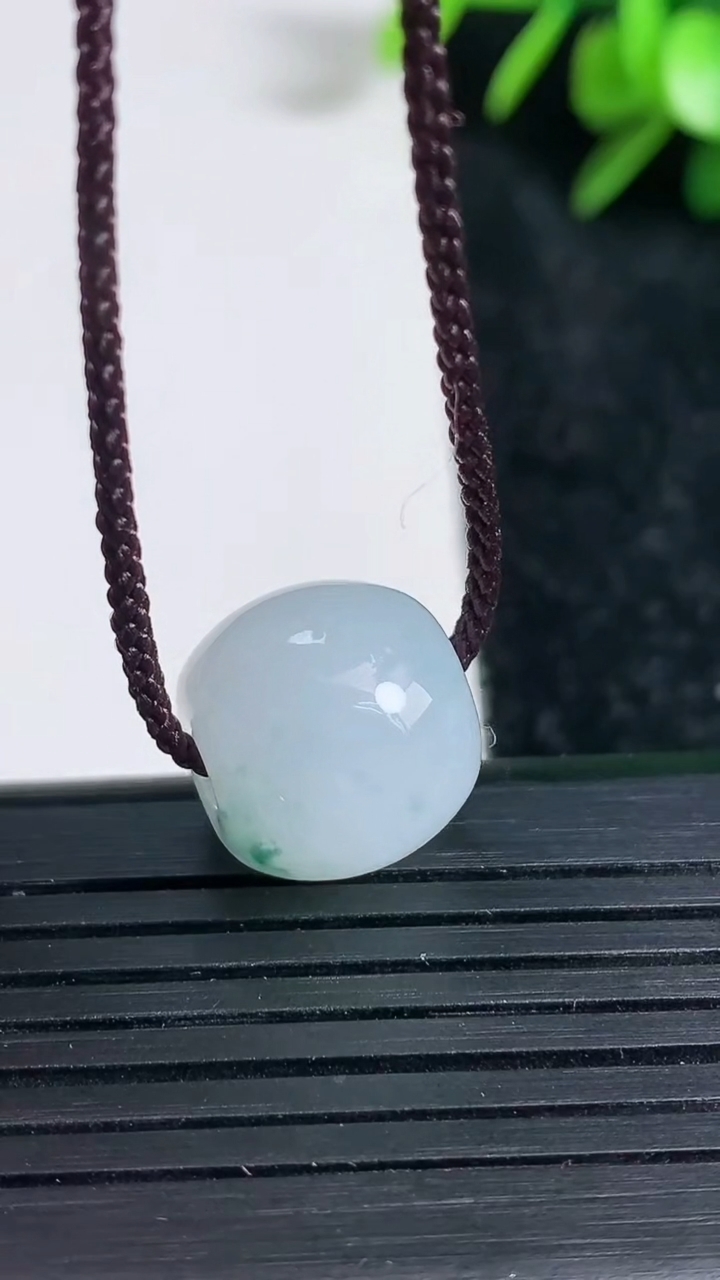 天然A货翡翠飘花路路通吊坠尺寸14.1-12.9重量:5.27g
3月22日