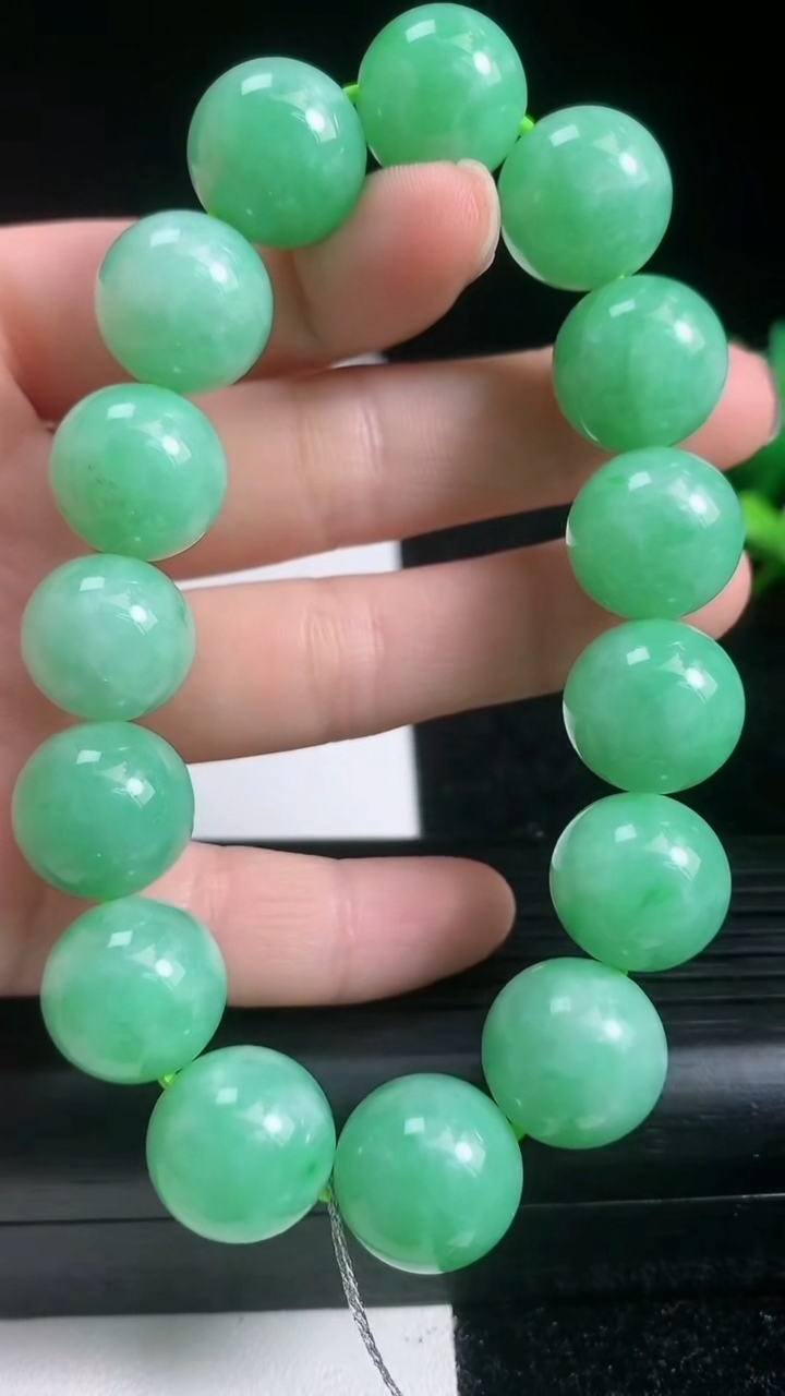 天然A货翡翠圆珠手串尺寸14.3-15颗重量:69.84g3月22日
工厂直销收藏佳品,种好水足，色泽均匀，有种有色，上手高大气！