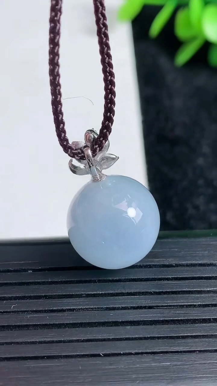 天然A货翡翠18K金紫罗兰圆珠吊坠尺寸14.7重量:6.46g3月22日
工厂直销收藏佳品,种好水足，色泽均匀，有种有色，上手高大气！