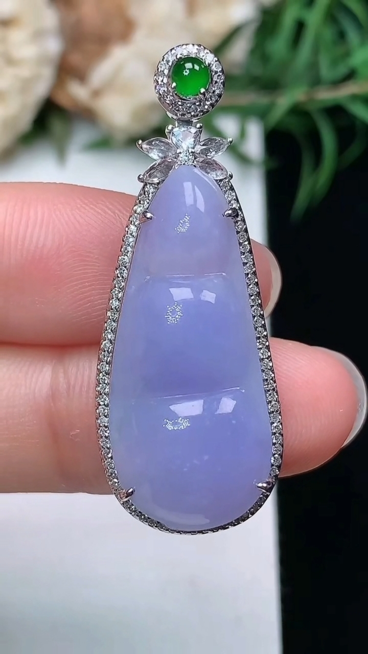 天然A货翡翠k金紫罗兰福豆吊坠，尺寸38-14.6-8.9
3月22日