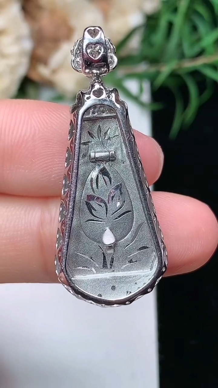 天然A货翡翠无事牌吊坠，尺寸36-14.6-7.2，裸石20.8-12，重量:4.28g
3月22日