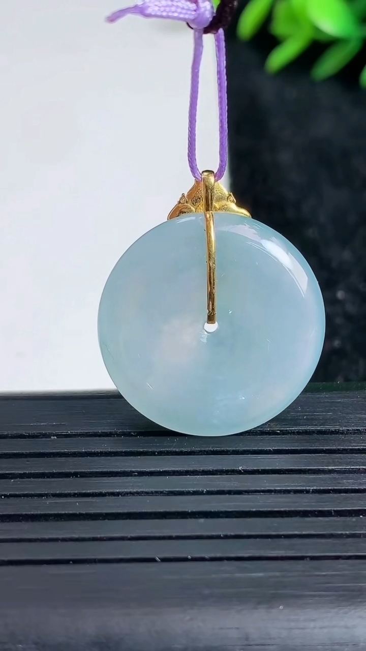 天然A货翡翠18K金紫罗兰平安扣吊坠尺寸23.4-4.5重量:5.76g
3月22日