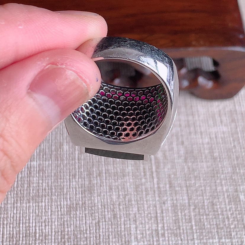 天然A货翡翠18K金伴钻镶嵌墨翠马鞍戒指 打灯全透 圈口20.6裸石
尺寸17-12mm 重量8.20g 0321