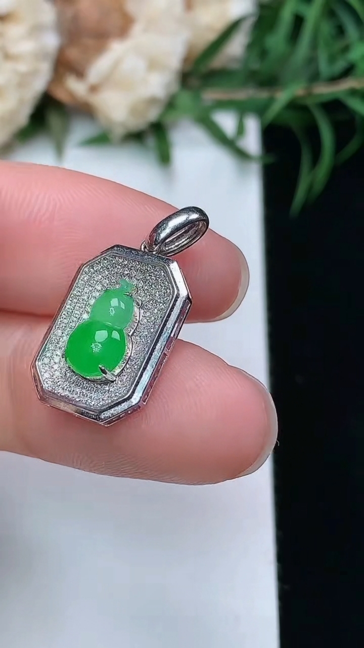 天然A货翡翠葫芦吊坠，尺寸21.6-11.4-3.9，裸石8.7-5.4，重量:1.30g
3月22日