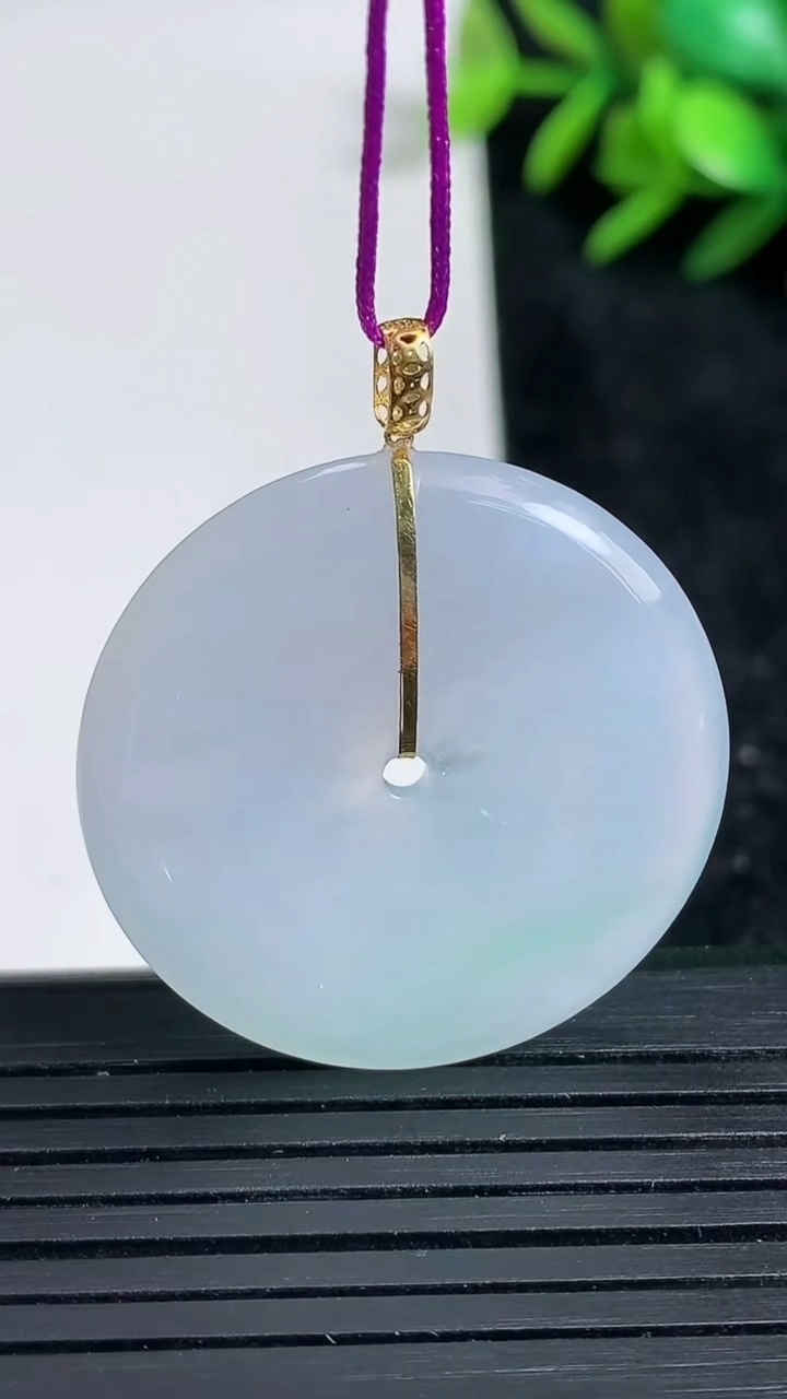 天然A货翡翠18K金春带彩紫罗兰平安扣吊坠尺寸30.8-5重量:10.56g
3月22日