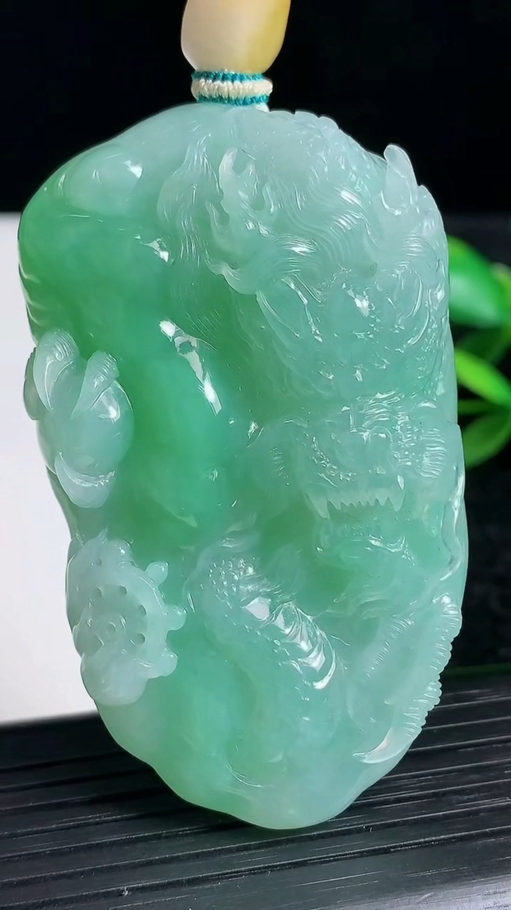 天然A货翡翠龙牌吊坠尺寸63.2-37.4-13.9重量:63.41g
3月22日