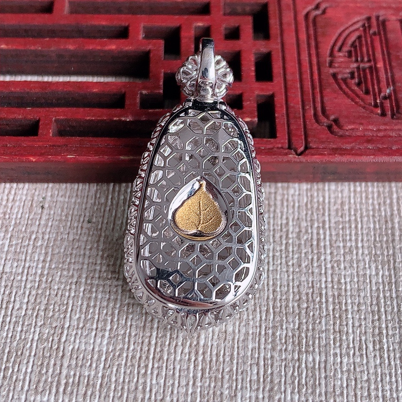 天然A货翡翠18K金伴钻镶嵌阳绿如意吊坠 
尺寸38-17.6-9.5裸石24.4-14.8mm 重