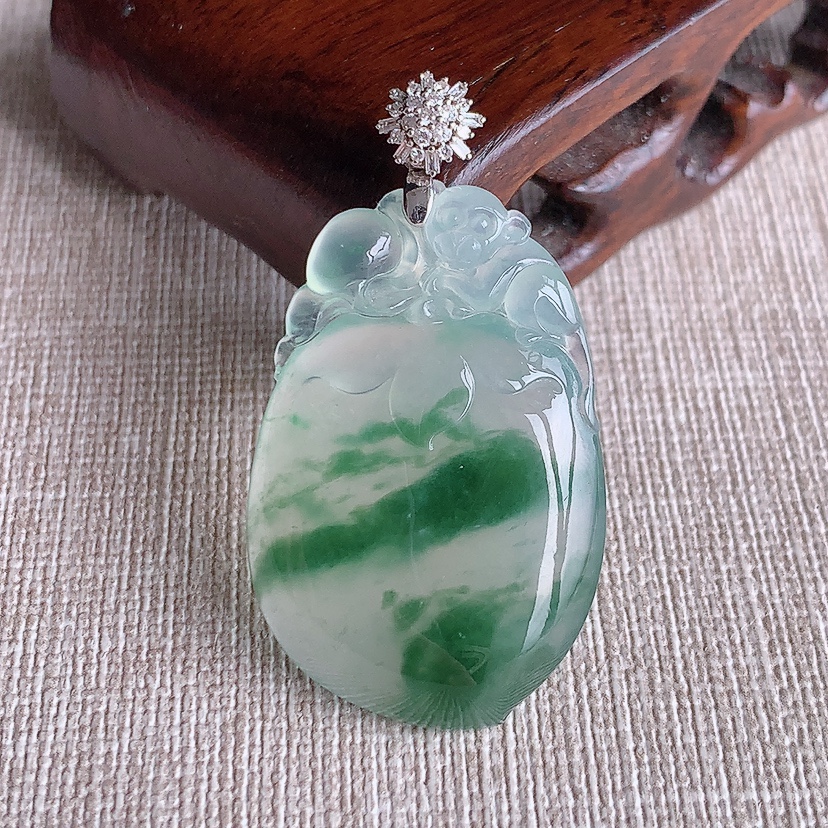 天然A货翡翠18K金伴钻镶嵌飘花寿桃灵猴献寿吊坠 
尺寸43-36.2-23.8-6.3mm 重量10.33g 0320