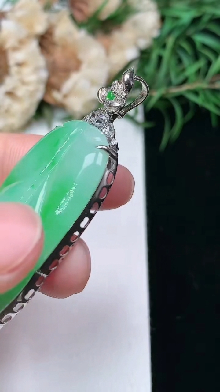 天然A货翡翠金枝玉叶 叶子吊坠，尺寸40-22-6.9，重量:10.34g
3月22日