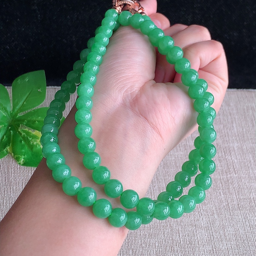 天然A货翡翠满绿圆珠项链毛衣链77颗 
尺寸7.7mm 重量68.28g 0321
