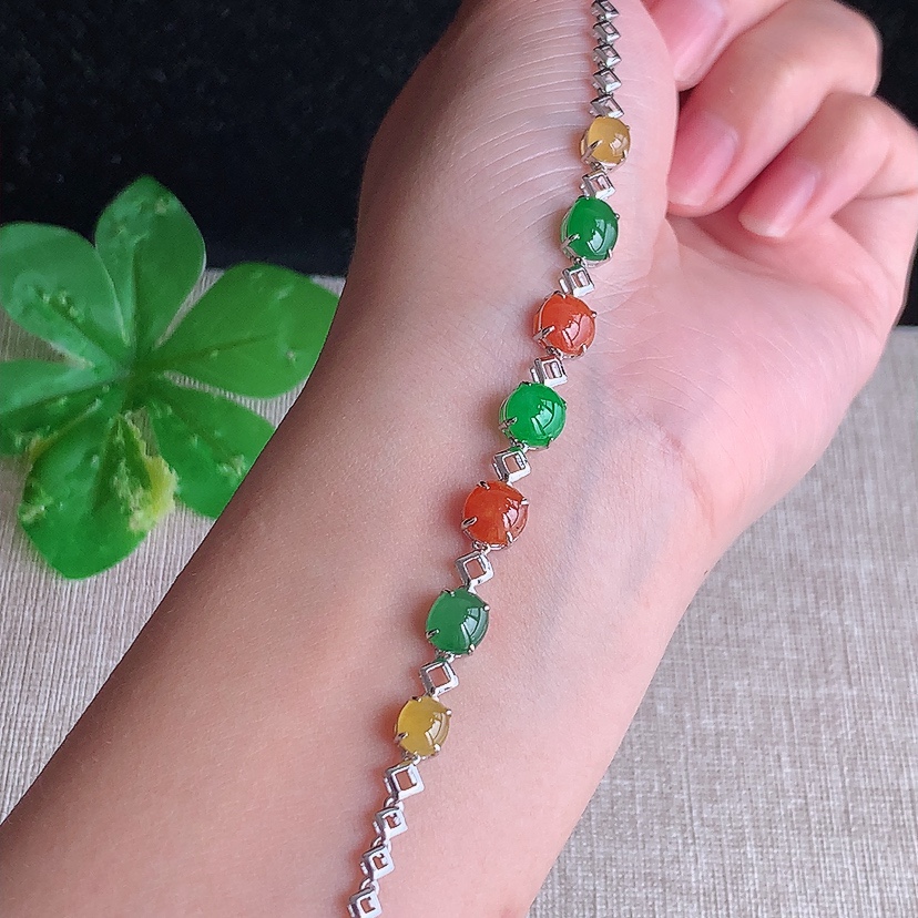 天然A货翡翠18K金镶嵌三彩蛋面手链 
尺寸6.5-4.3mm 重量5.45g 0320