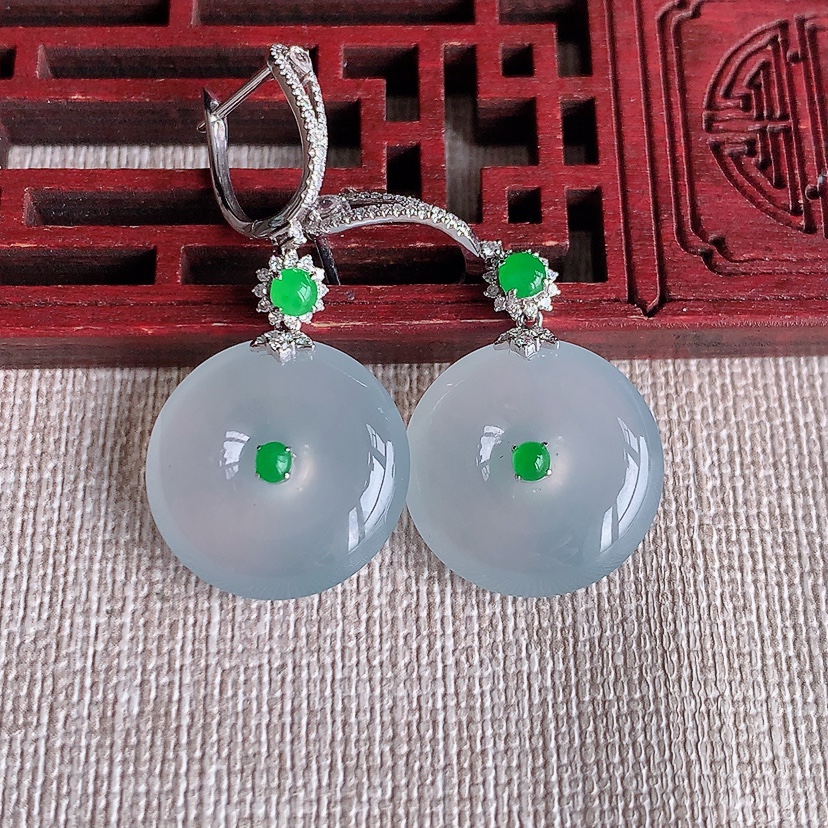 天然A货翡翠18K金伴钻镶嵌白月光平安扣耳坠 
尺寸18-5.6mm 重量9.83g 0320