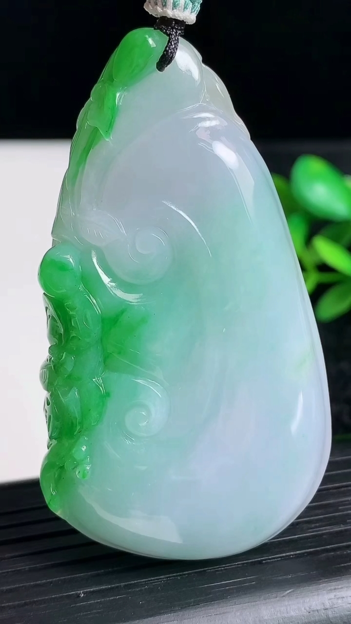 天然A货翡翠如意吊坠尺寸65.9-35.6-8.4重量:46.44g
3月22日