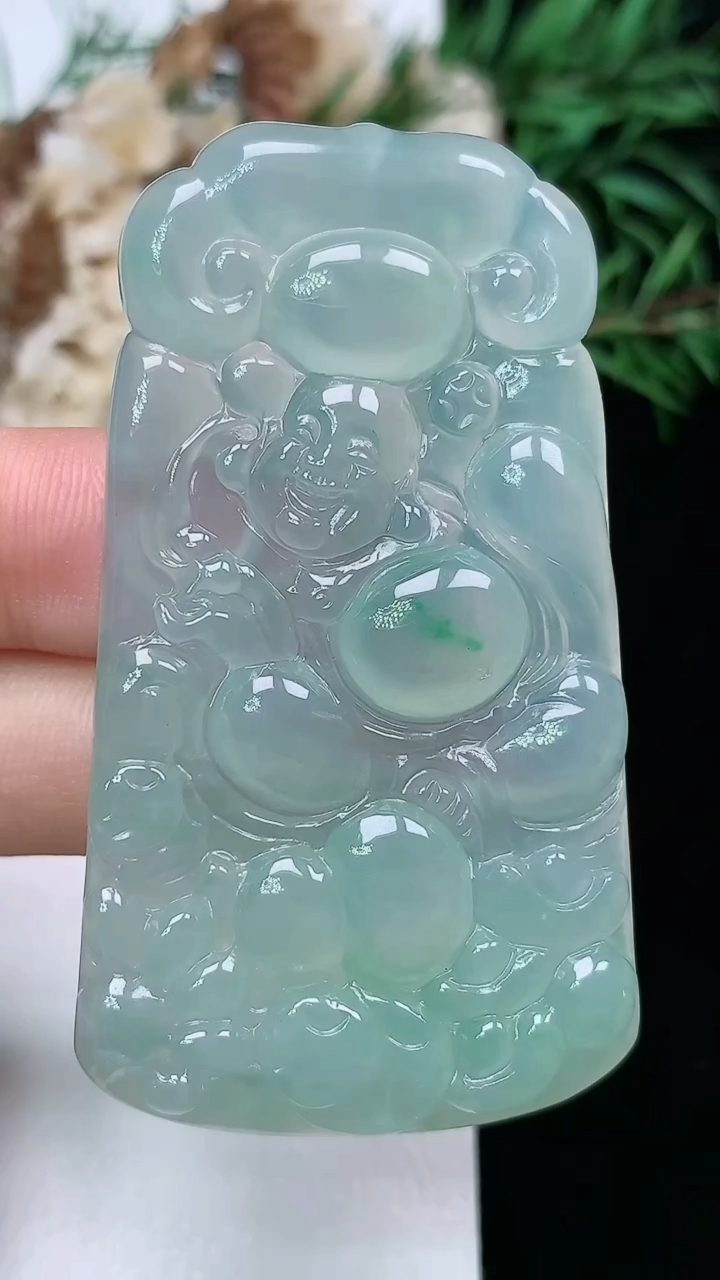 天然A货翡翠逍遥佛吊坠，尺寸56.2-31.7-4.8，重量:17.56g
3月22日