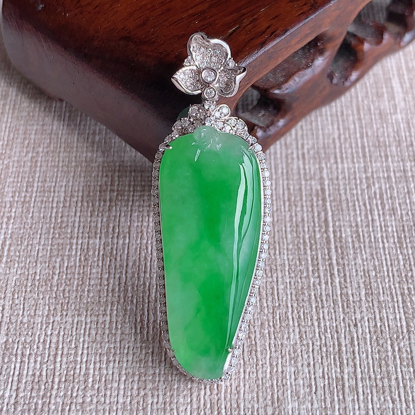 天然A货翡翠18K金伴钻镶嵌满绿福瓜吊坠 
尺寸44-15-9.2裸石31-12mm 重量8.26g