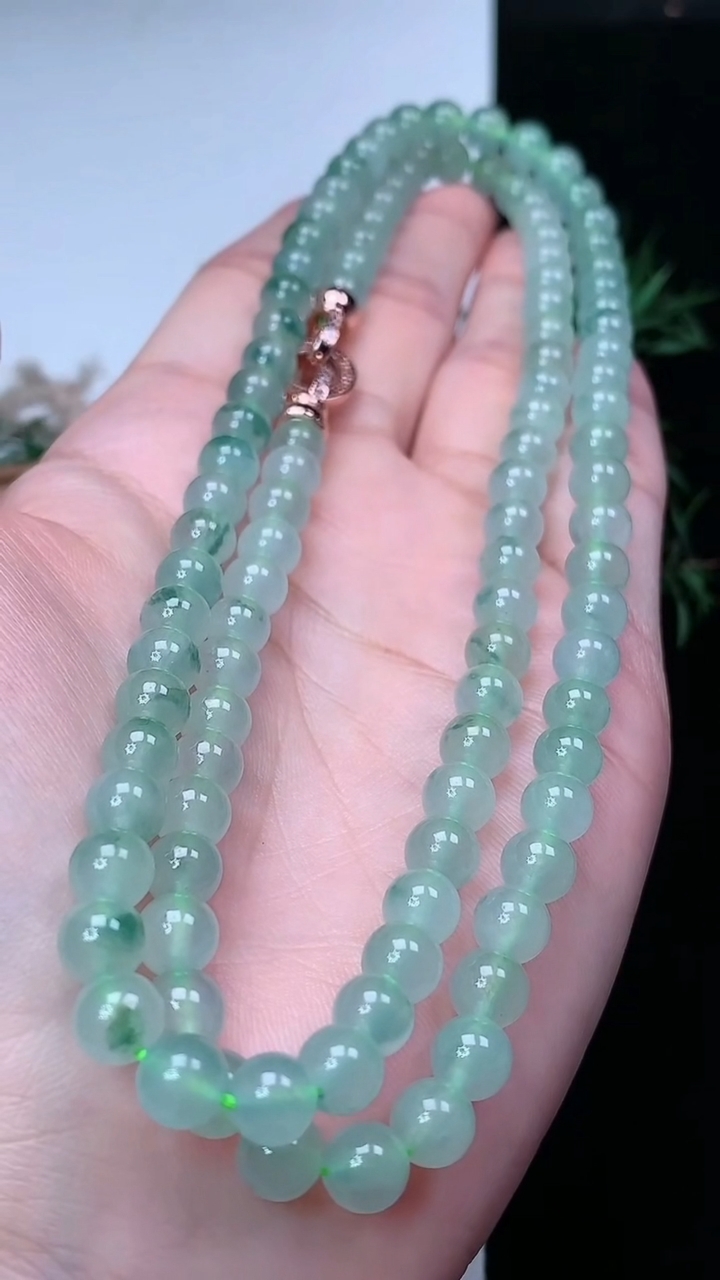 天然A货翡翠飘花圆珠项链，尺寸6.2-106颗，重量:45.65g3月22日
工厂直销收藏佳品,种好水足，色泽均匀，有种有色，上手高大气！