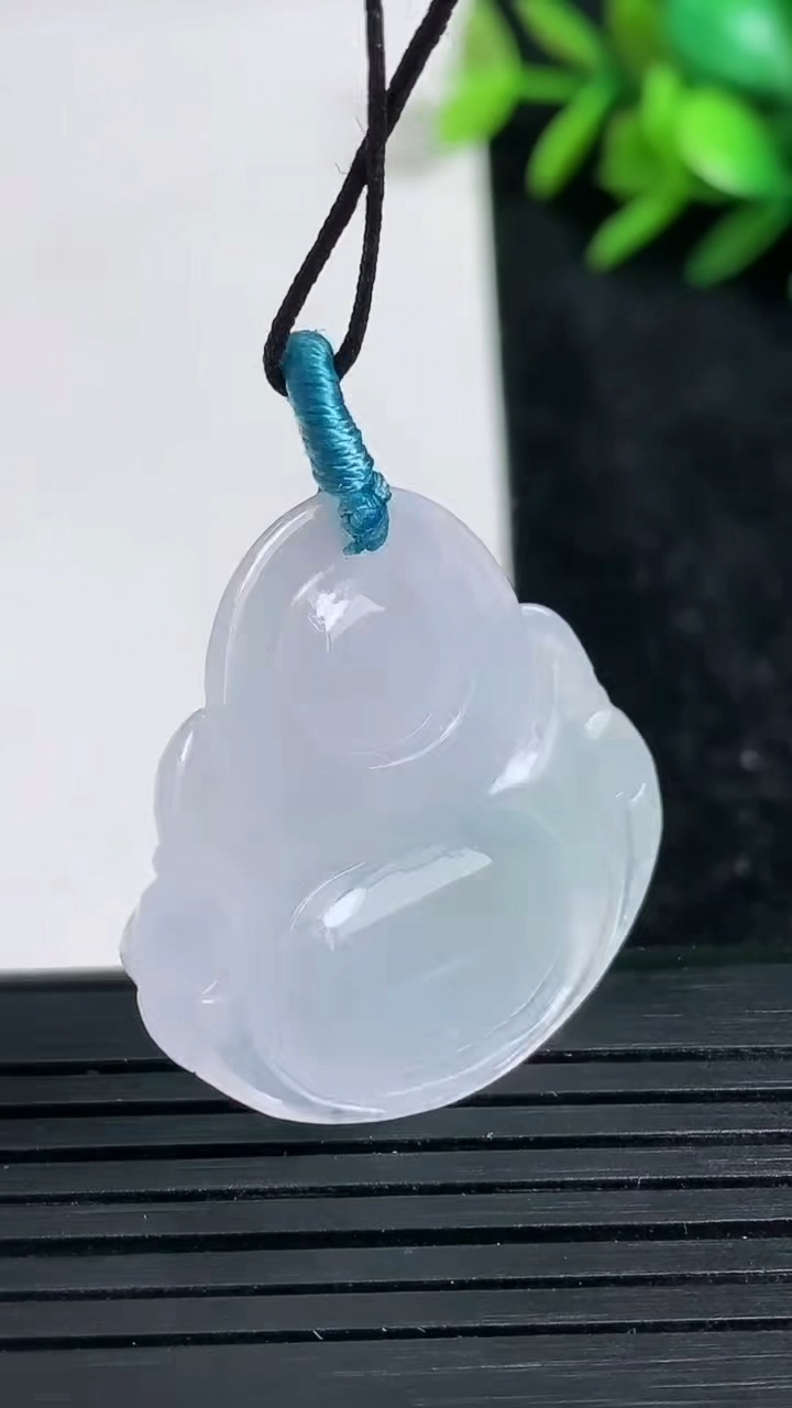 天然A货翡翠佛公吊坠尺寸29.9-31.8-5.8重量:8.48g
3月22日