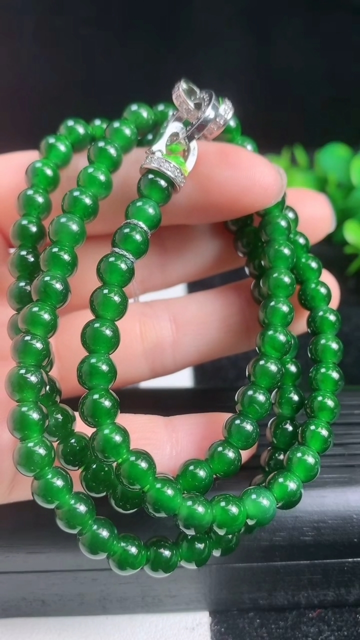 天然A货翡翠圆珠项链尺寸6.2-98颗重量:34.06g
3月22日