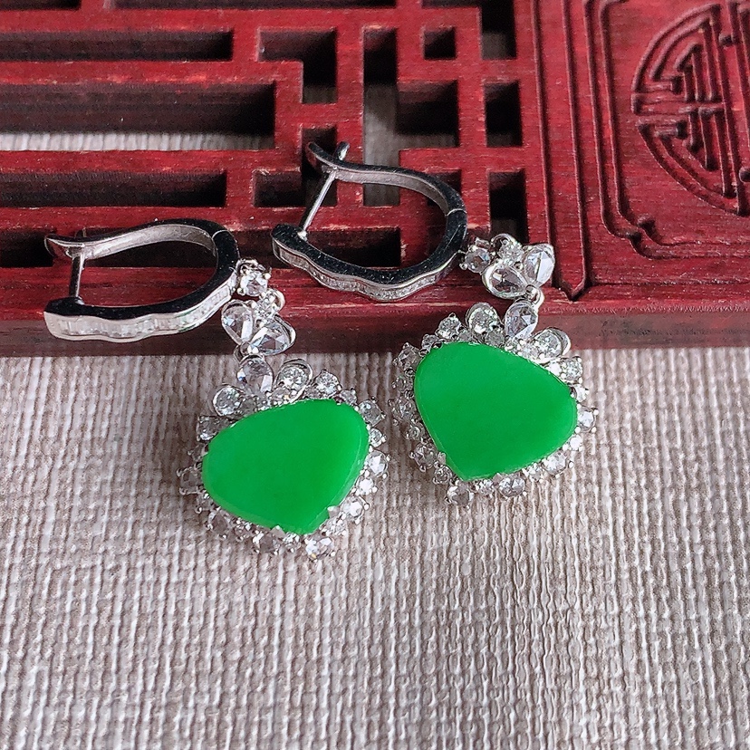 天然A货翡翠18K金伴钻镶嵌阳绿水滴耳坠 
尺寸8-10.8-6mm 重量5.13g 0320