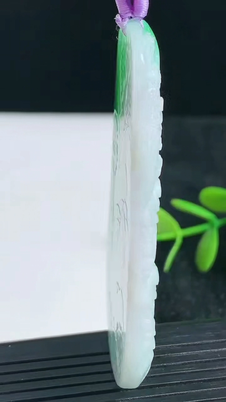 天然A货翡翠山水牌吊坠尺寸64.2-37-6重量:32.15g
3月22日