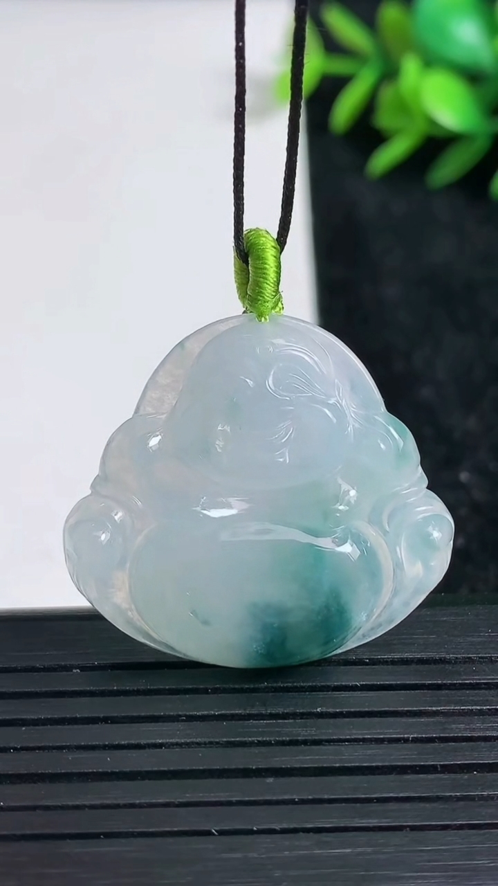 天然A货翡翠飘花佛公吊坠尺寸28.7-31.2-5.7重量:7.95g
3月22日