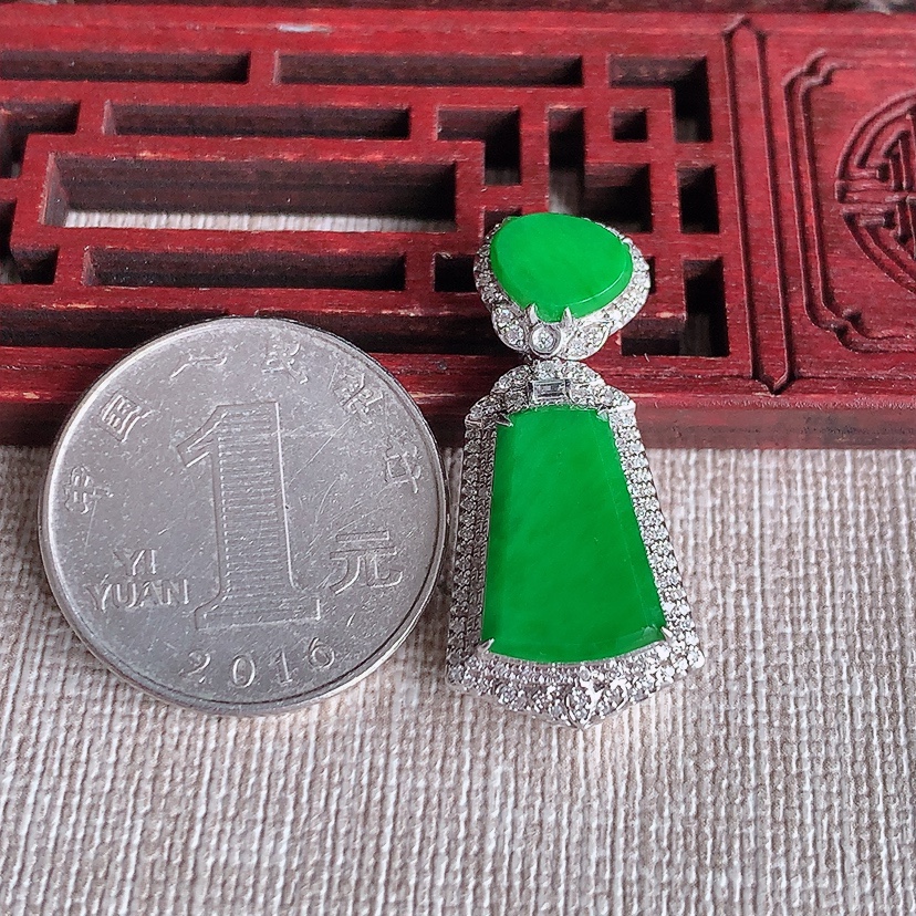 天然A货翡翠18K金伴钻镶嵌阳绿无事牌吊坠 
尺寸32.6-15.3-8裸石15.5-10.3mm 重量5.28g 0321