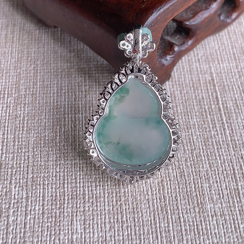 天然A货翡翠18K金伴钻镶嵌飘花葫芦吊坠 
尺寸33.5-20.7-12.5裸石20-17mm 重量