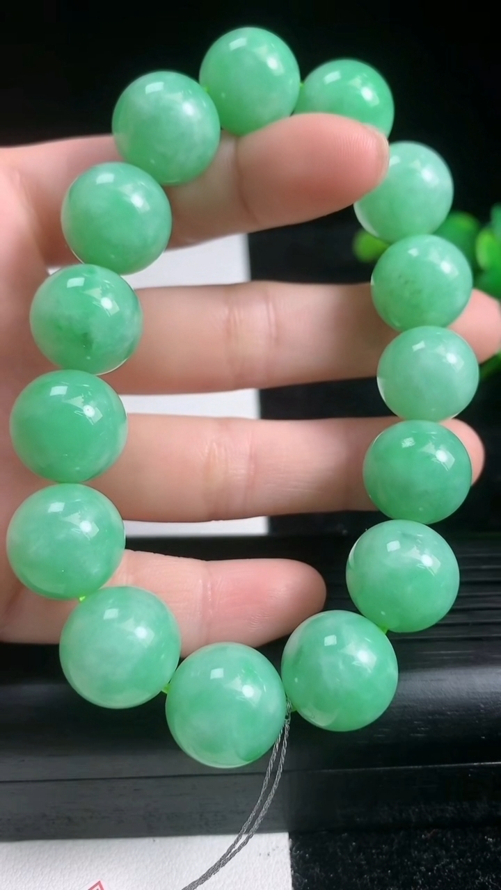 天然A货翡翠圆珠手串尺寸14.3-15颗重量:69.84g3月22日
工厂直销收藏佳品,种好水足，色