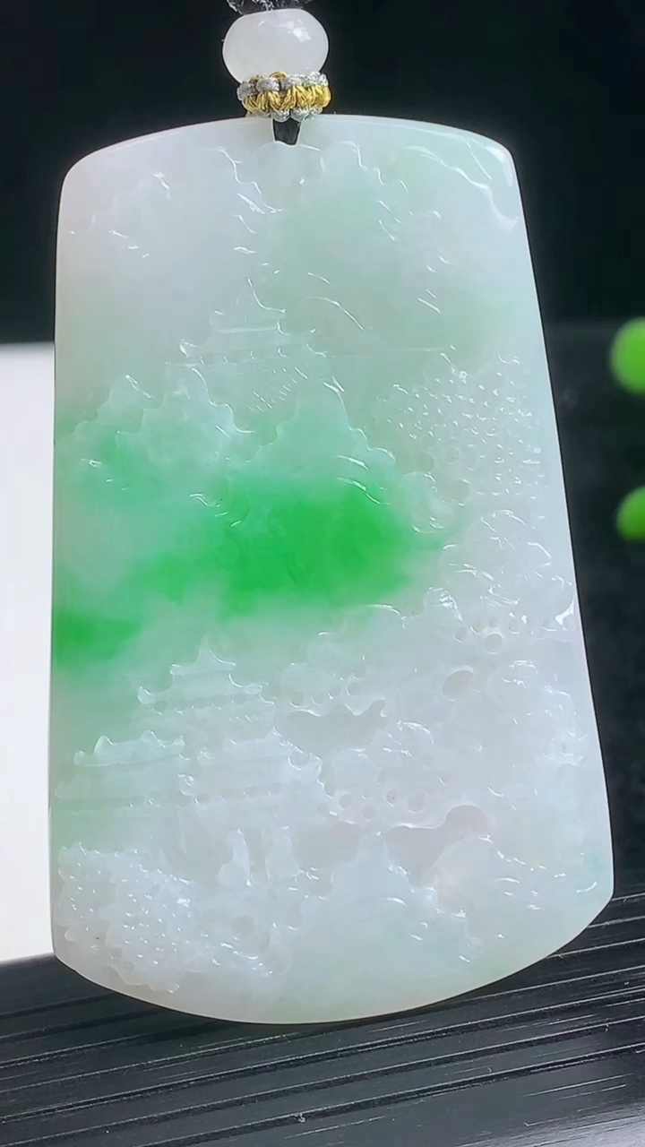 天然A货翡翠山水牌吊坠尺寸61.4-35.3-5.6重量:37.69g
3月22日