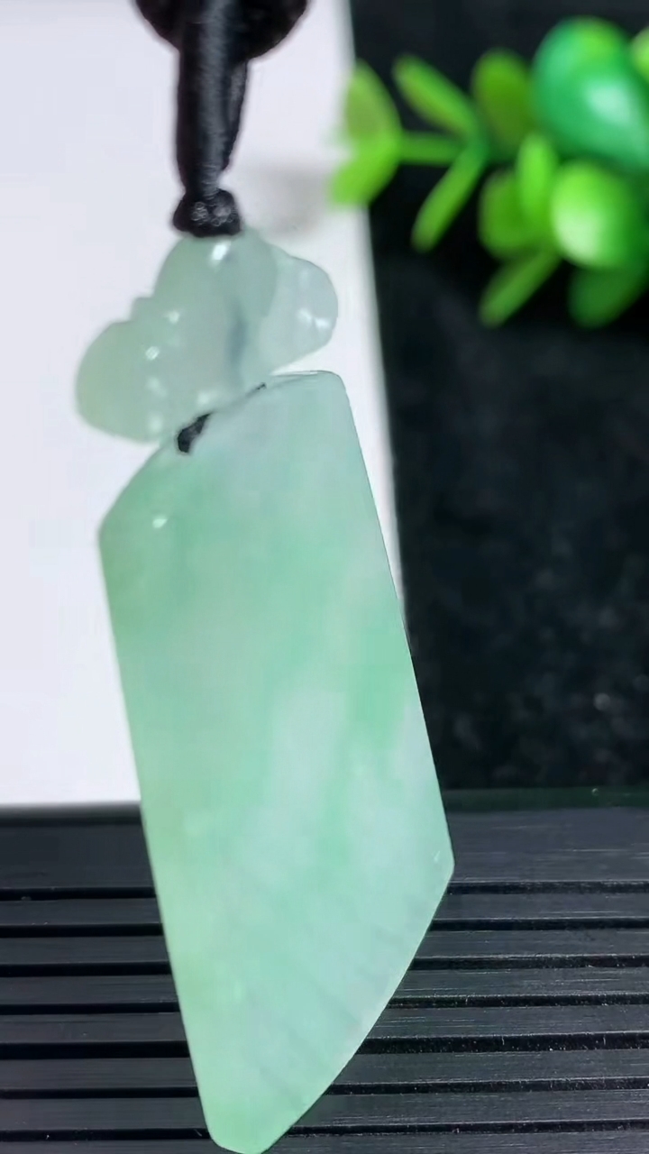 天然A货翡翠无事牌吊坠尺寸37.4-24-3重量:9.95g
3月22日