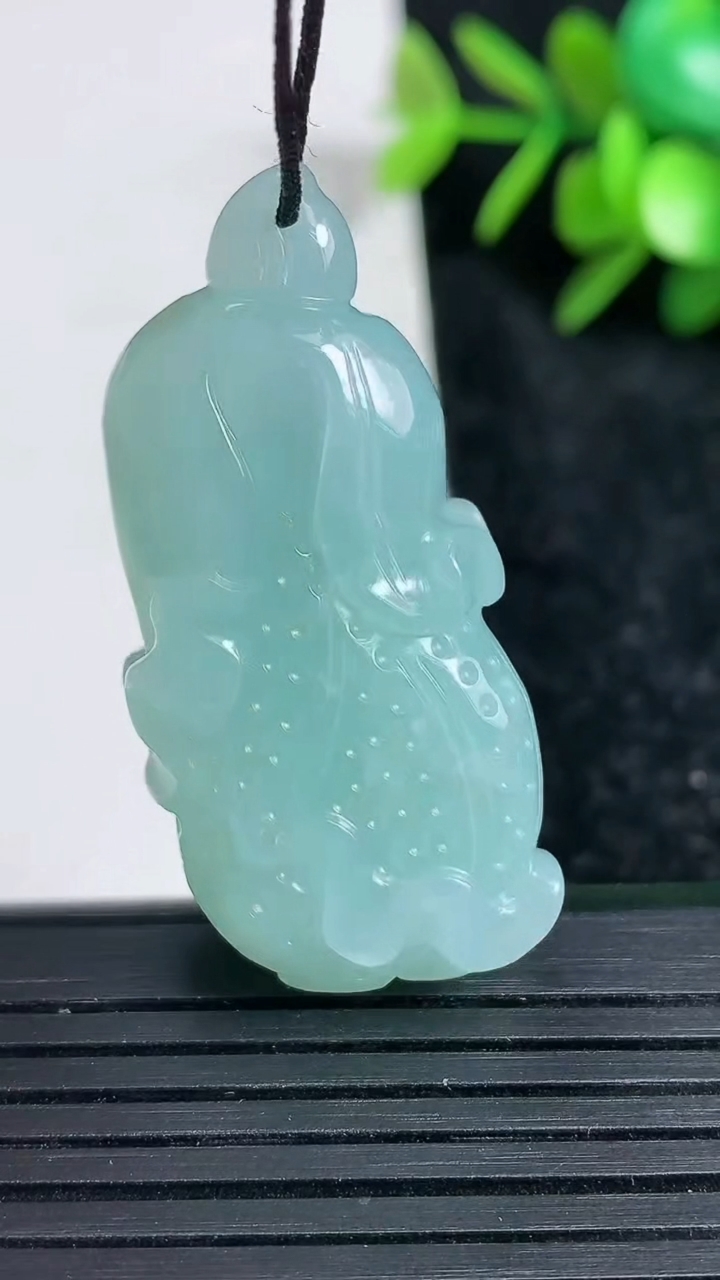 天然A货翡翠白菜吊坠尺寸41.6-18-11.7重量:17.49g
3月22日