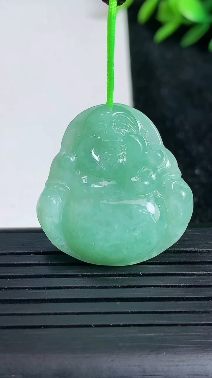 天然A货翡翠佛公吊坠尺寸28.5-27.8-5.8重量:8.06g
3月22日