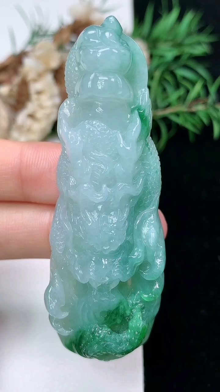 天然A货翡翠龙牌吊坠，尺寸67-23-13.5，重量:35.77g
3月22日