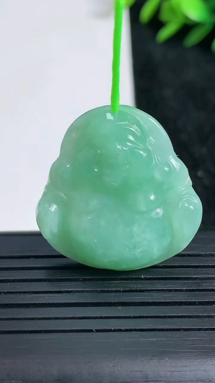 天然A货翡翠佛公吊坠尺寸28.5-27.8-5.8重量:8.06g
3月22日