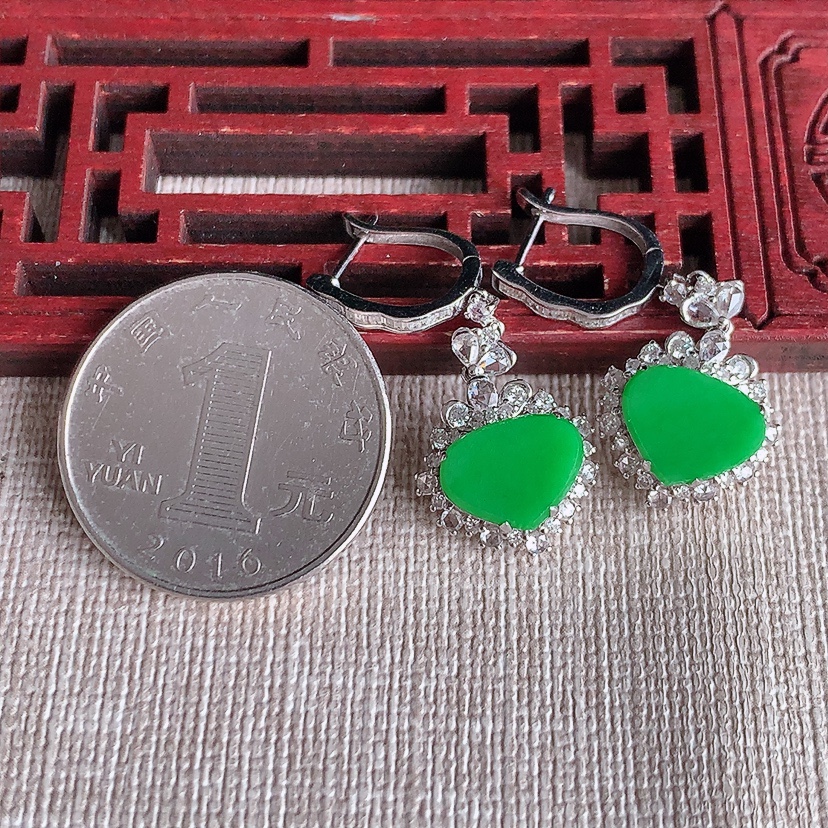 天然A货翡翠18K金伴钻镶嵌阳绿水滴耳坠 
尺寸8-10.8-6mm 重量5.13g 0320