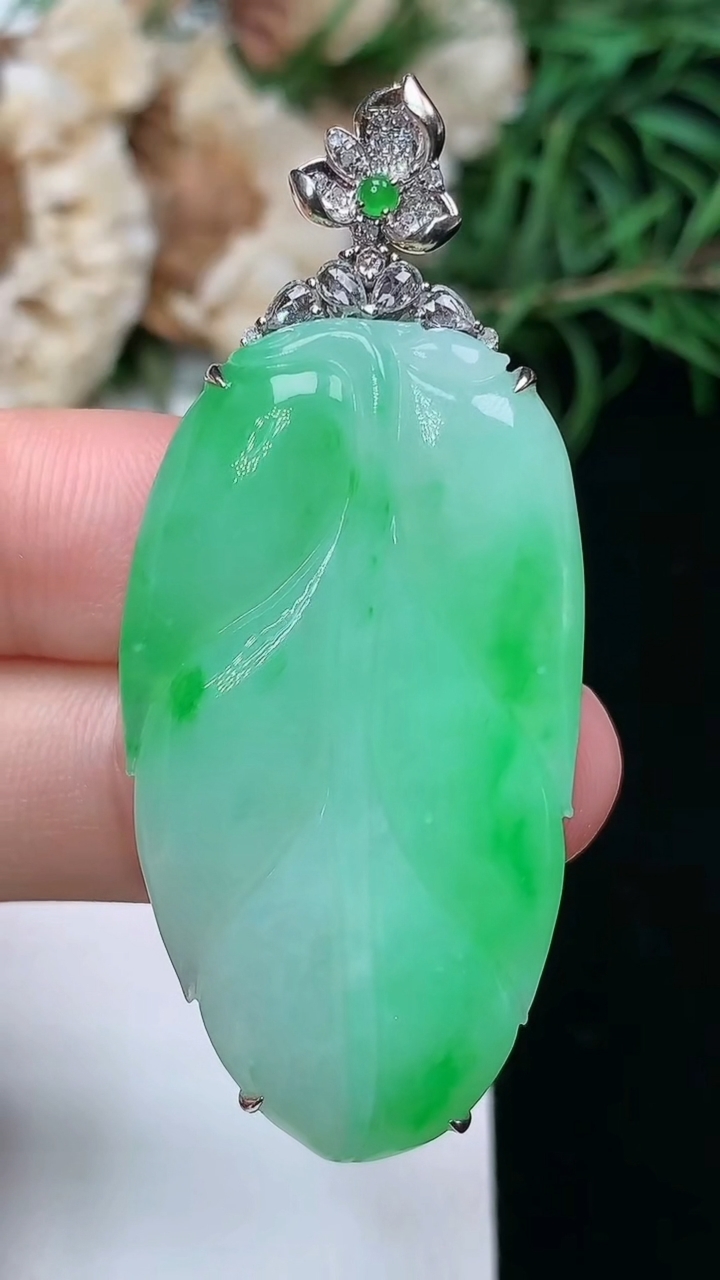 天然A货翡翠金枝玉叶 叶子吊坠，尺寸40-22-6.9，重量:10.34g
3月22日