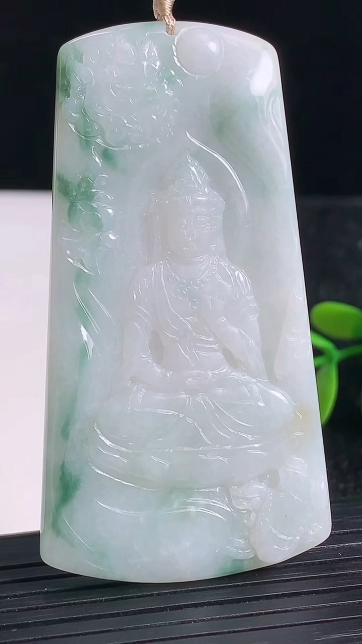 天然A货翡翠飘花文殊菩萨吊坠尺寸68.7-36.7-4.6重量:27.46g
3月22日