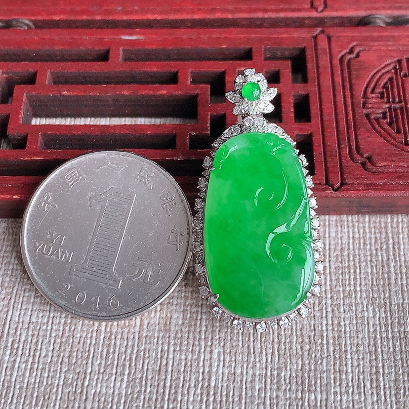 天然A货翡翠18K金伴钻镶嵌阳绿如意吊坠 
尺寸37.2-17.8-10.5裸石25.6-14.6mm 重量7.80g 0321