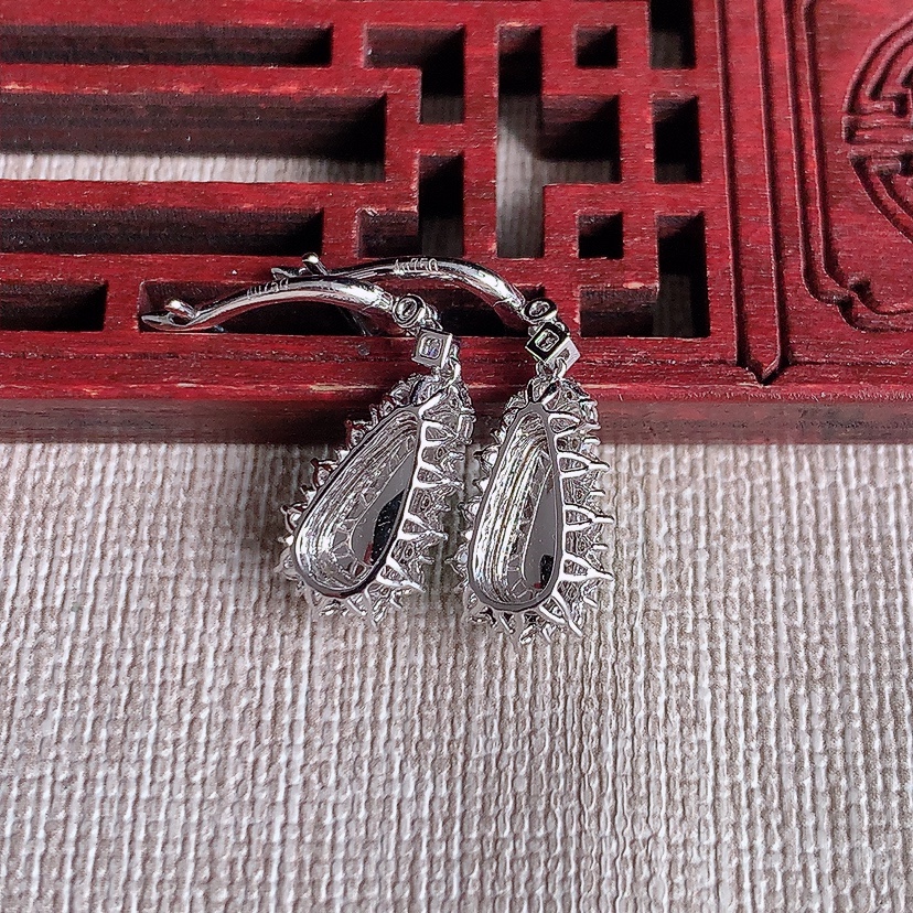 天然A货翡翠18K金伴钻镶嵌阳绿四季豆福豆平安豆耳坠 
尺寸10-5.8-5.8mm 重量3.48g 0320