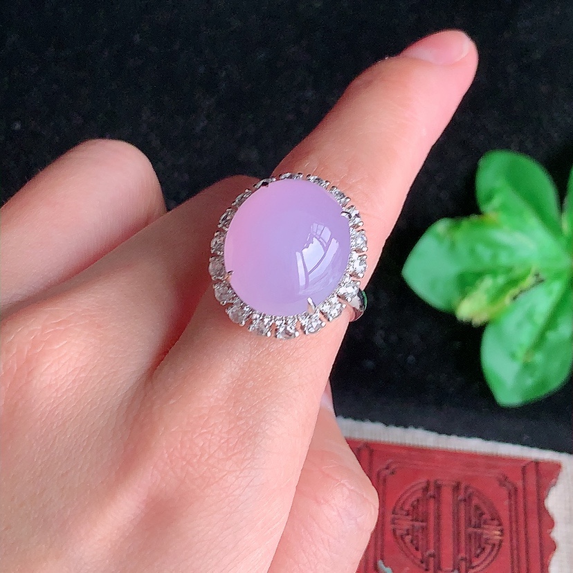 天然A货翡翠18K金伴钻镶嵌紫罗兰蛋面戒指 圈口17.8裸石
尺寸16.6-14.5mm 重量7.86g 0321