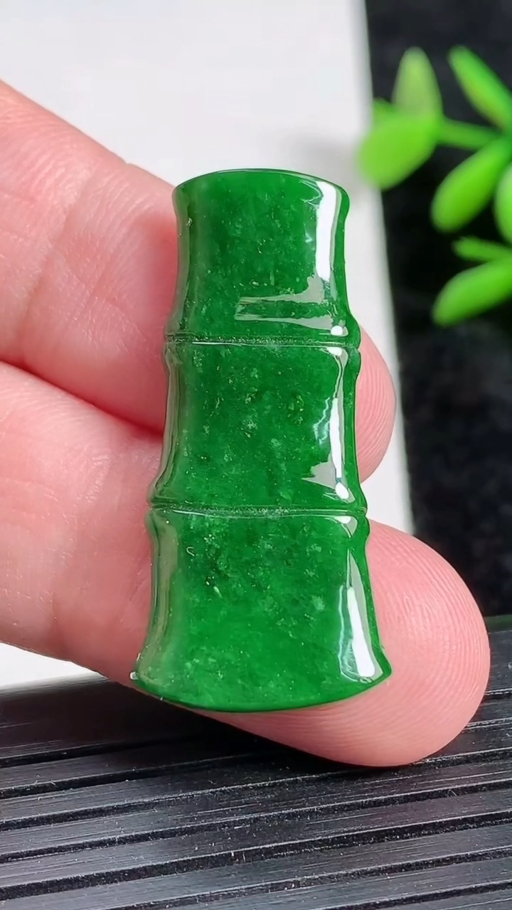 天然A货翡翠节节高升 竹节吊坠，尺寸35-16.5-3，重:g
3月22日